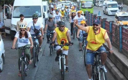 Diyarbakır’da Eğitim Sen üyeleri, açığa alınan eğitimciler için pedal çevirdi